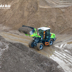 xúc lật điện 2